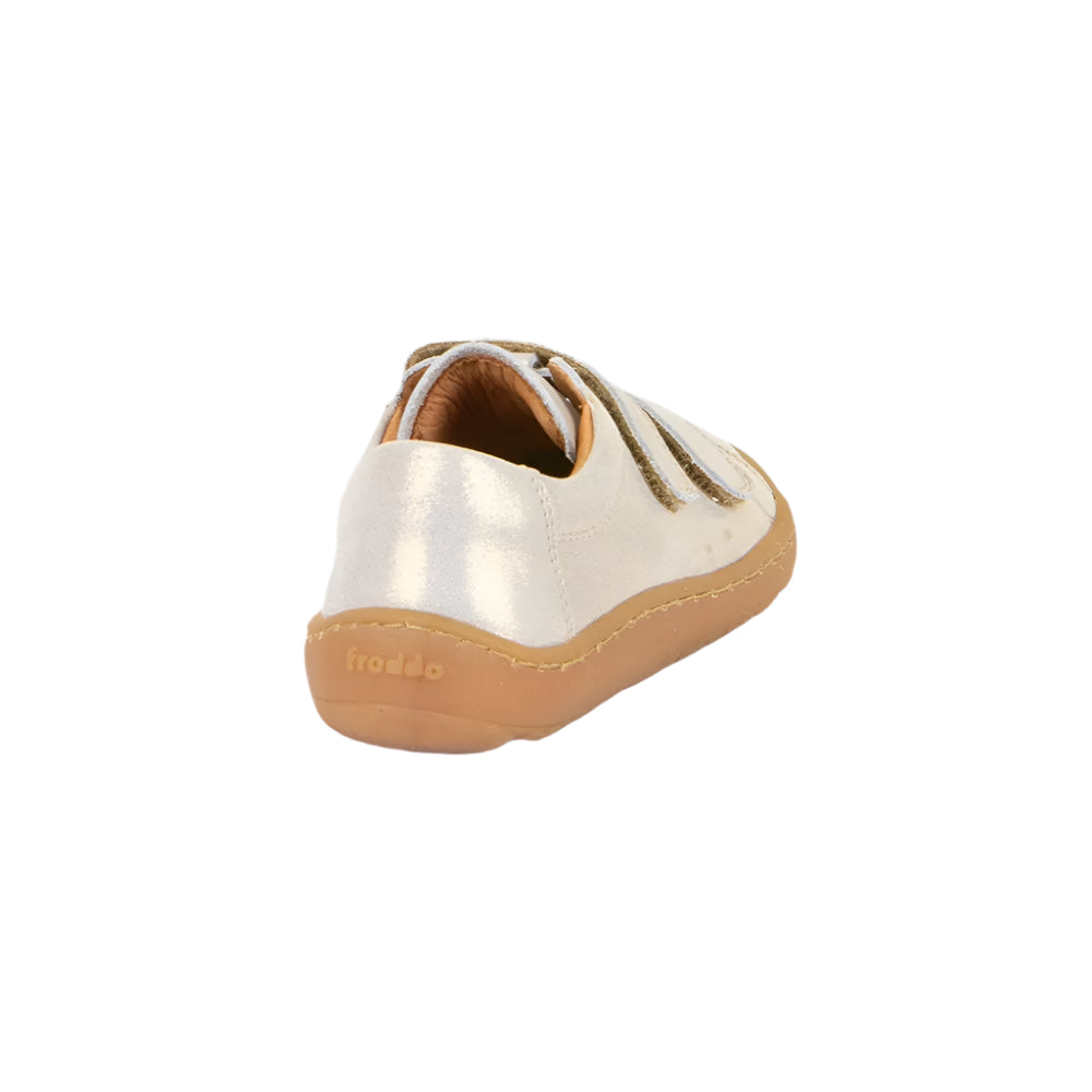 Vista traseira da Froddo Barefoot sapatilha em couro bege, mostrando o calcanhar reforçado e a costura de alta qualidade.