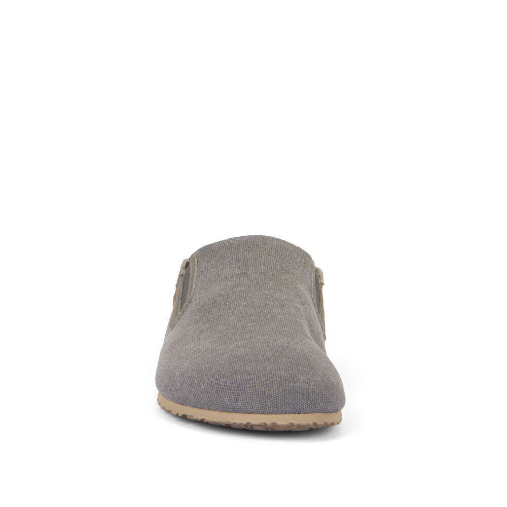 Sapato Froddo Barefoot Slip-On Flexy Grey, vista frontal, mostrando a biqueira larga e o formato natural do pé.