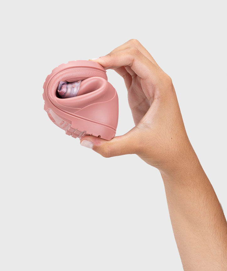 Galochas Igor MENDI GATO ROSE dobradas, realçando a sua flexibilidade extrema, garantindo conforto e liberdade de movimento para os mais pequenos.