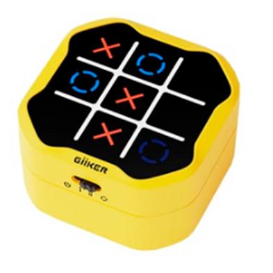 Jogo eletrónico Giiker TIC TAC TOE Bolt amarelo com padrão de jogo do galo no ecrã, ideal para crianças a partir dos 6 anos.