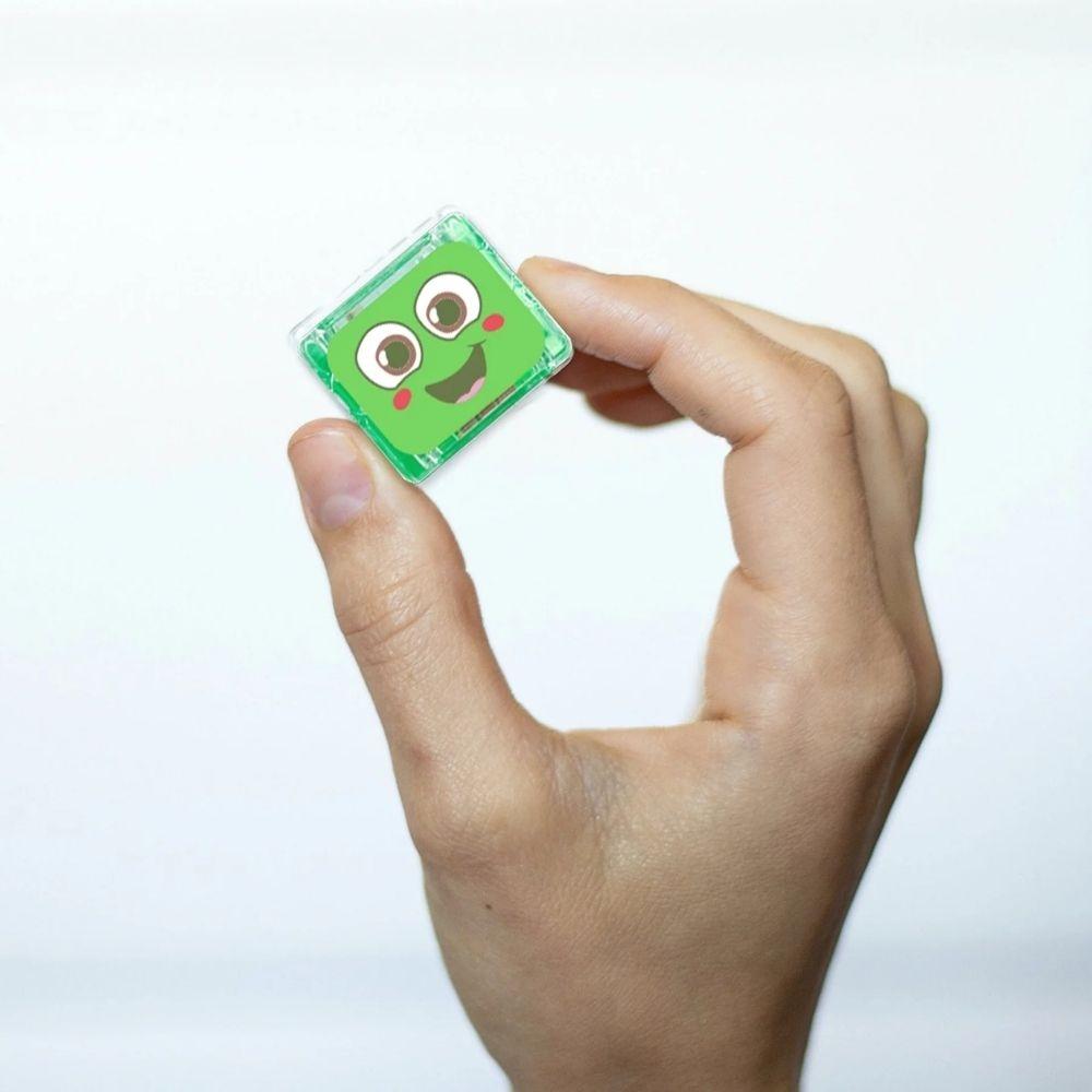 GloPals Cubo de Luz para água de Natal verde na mão, detalhe do design do personagem.