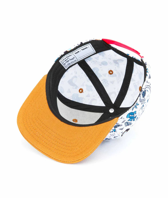 Interior do boné Hello Hossy Lama, mostrando etiqueta e estrutura. Qualidade e detalhes.