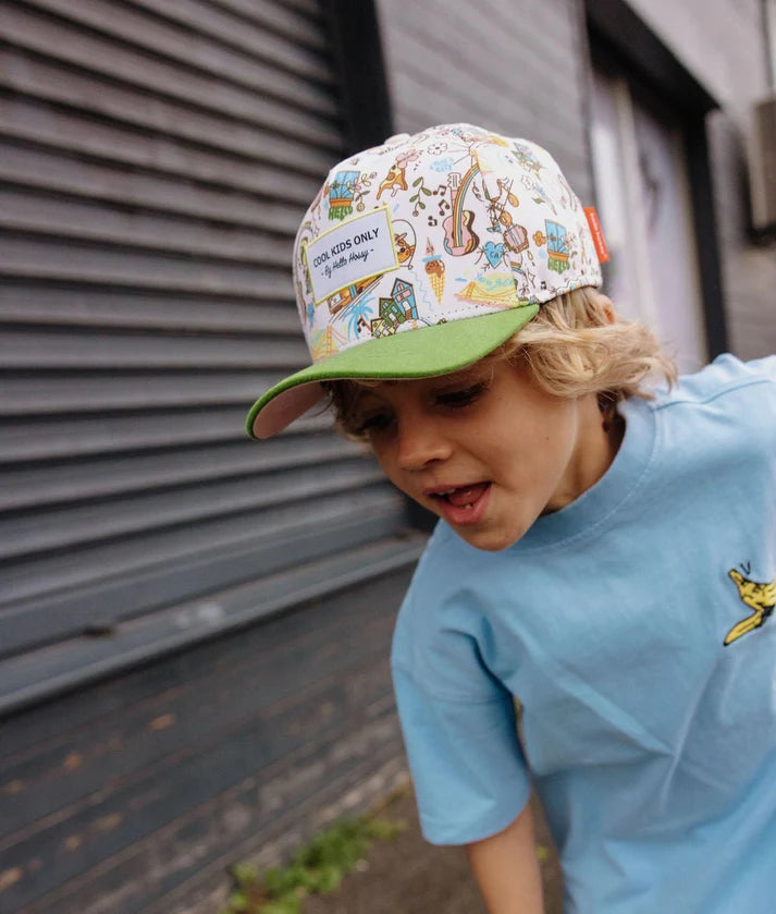 Criança usando o boné Hello Hossy San Francisco, acessório moderno e sustentável com certificação OEKO-TEX.