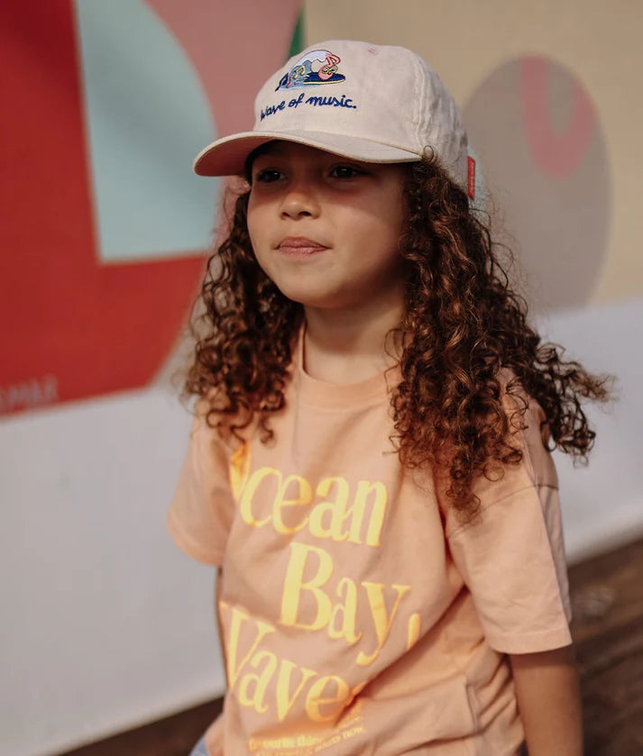 Boné infantil HELLO HOSSY Wave linho algodão em criança. Mostra ajuste, estilo e bordado colorido.