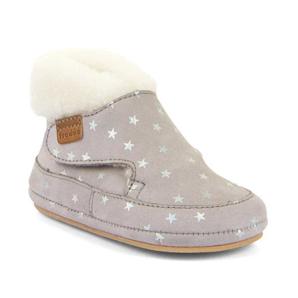 Botim Froddo Barefoot Prewalkers Furry cinza, vista lateral esquerda, com forro em pelo branco e padrão de estrelas prateadas.