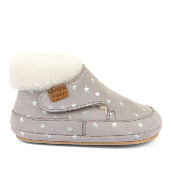 Botim Froddo Barefoot Prewalkers Furry cinza, vista lateral direita, com forro em pelo branco, padrão de estrelas e fecho de velcro.