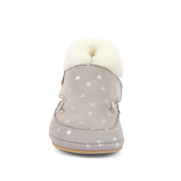Botim Froddo Barefoot Prewalkers Furry cinza, vista frontal, com forro em pelo branco e estrelas prateadas brilhantes.