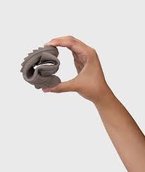 Mão a dobrar a sola de uma Igor Galochas Verona Taupe, evidenciando a sua grande flexibilidade para o movimento natural do pé.