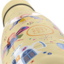 Close-up da Garrafa Térmica Cool Bottles - Magical Fairies 350ml, destacando a impressão 3D tátil do logótipo "Cool Bottles" e os detalhes do padrão de fadas e flores.