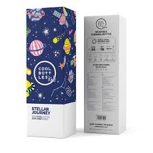 Garrafa Térmica Cool Bottles Stellar Journey 500ml e a sua embalagem vertical, com design espacial na frente e informações no verso.
