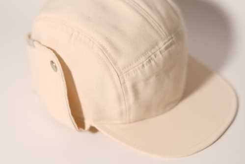 Detalhe do KIETLA Chapéu c/abas de orelha, mostrando a aba e a pala.