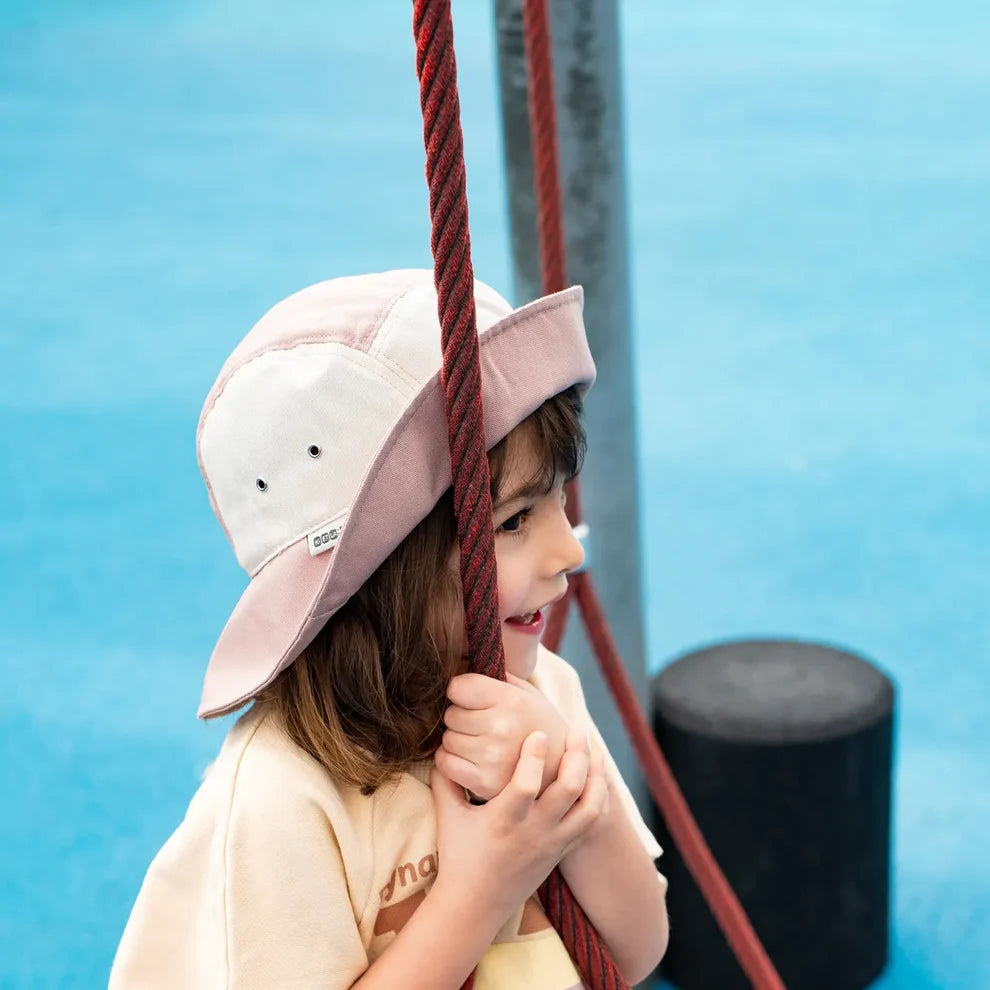 Criança usa chapéu Kietla panamá natural/pink em algodão orgânico UPF50+ ao ar livre, protegendo do sol.
