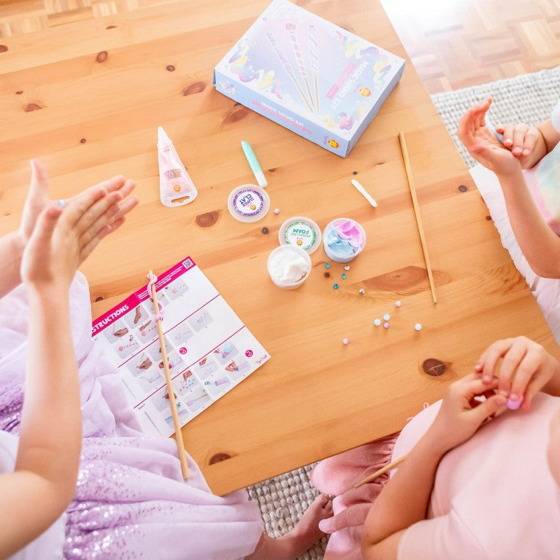 Crianças a brincar com as varinhas mágicas que criaram, mostrando a diversão e a criatividade do kit.