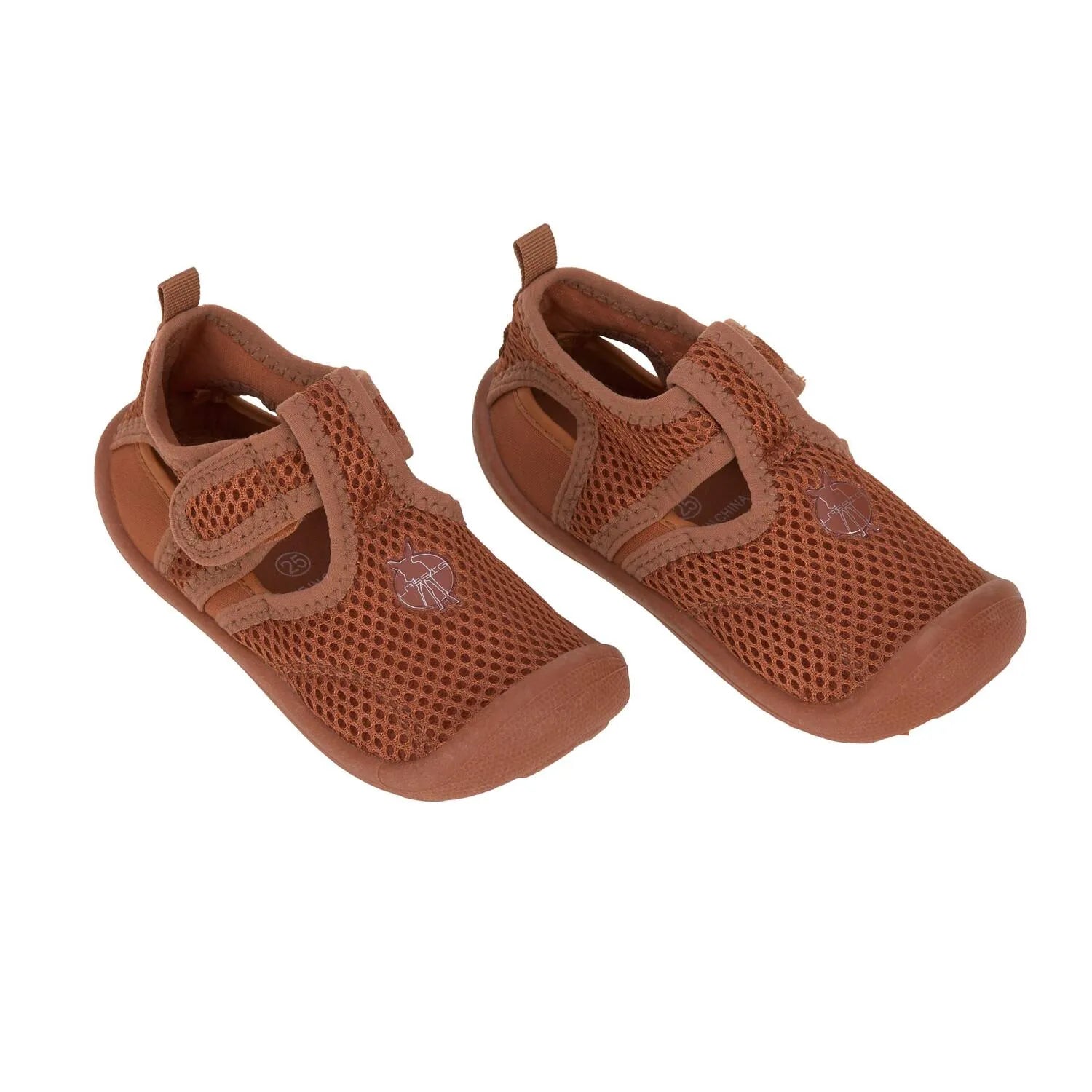 Sandálias barefoot Lässig em rust (vermelho ferrugem), com material respirável e fecho em Velcro para ajuste seguro e confortável.