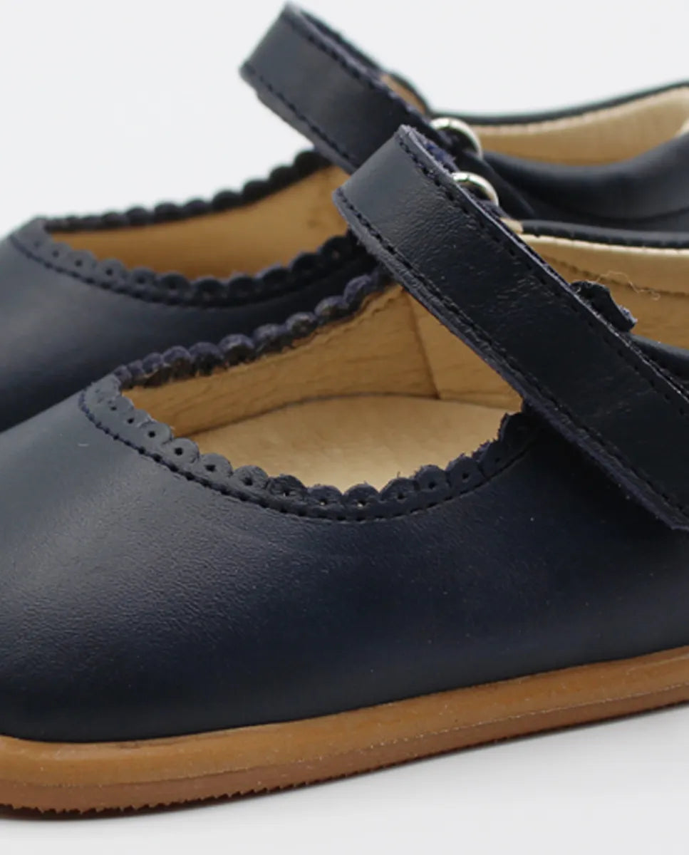 Detalhe da Merceditas Chloe em pele azul-marinho, com destaque para o fecho em Velcro e os acabamentos delicados.