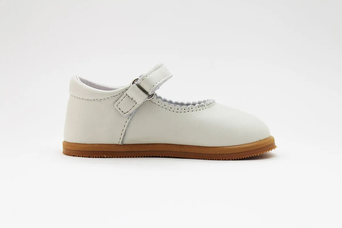 Merceditas Chloe em pele bege, vista lateral oposta, com contorno anatómico e acabamento em pele macia.