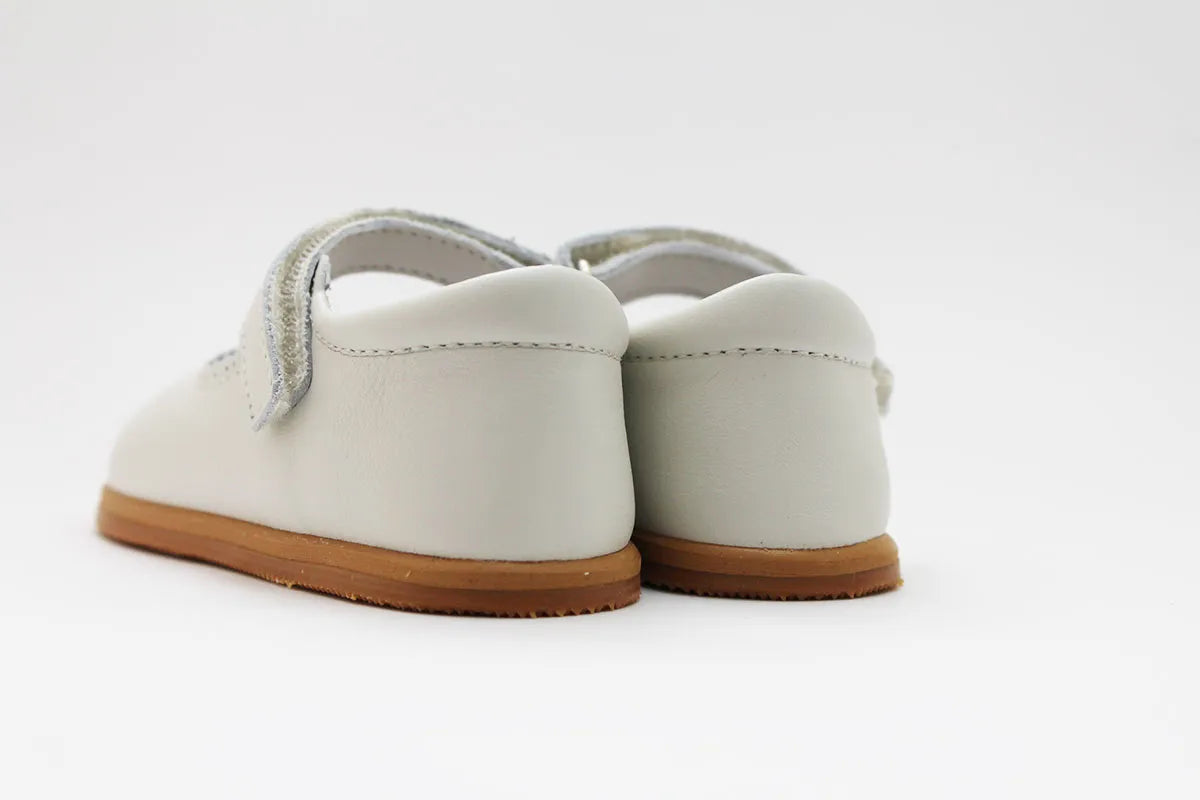 Vista traseira das Merceditas Chloe em pele bege, com costura reforçada e sola antiderrapante em borracha.