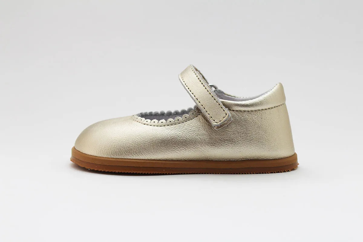 Merceditas Chloe em pele champagne, vista lateral, com fecho em Velcro e contorno anatómico para maior conforto.