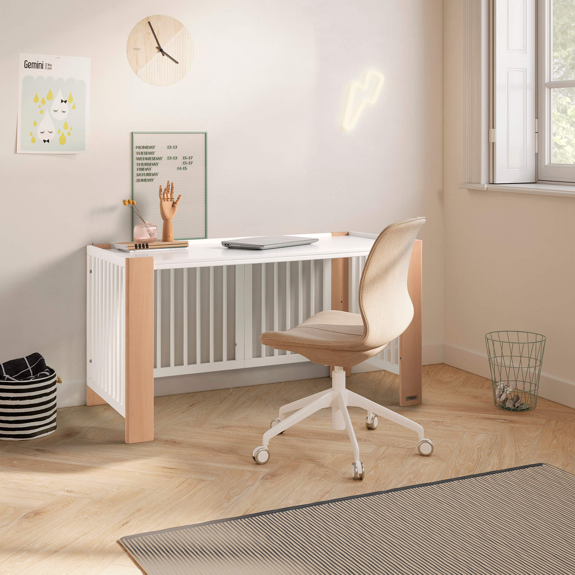 Escritório moderno criado a partir do kit de ampliação Micuna Converbaby, mostrando a versatilidade do produto.