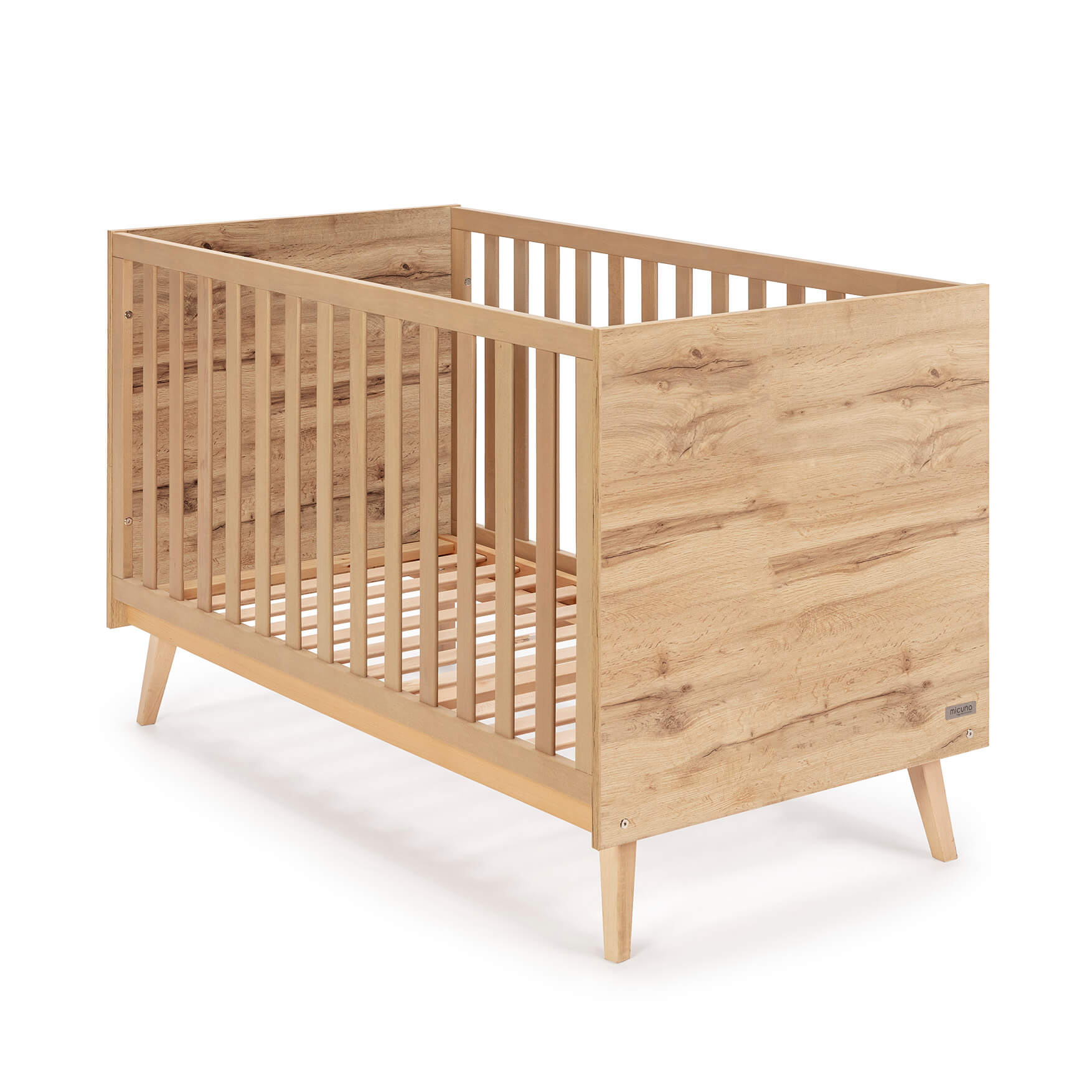 Berço Micuna Martha 120x60 em madeira de carvalho, vista frontal ligeiramente angulada, com o logótipo Micuna na lateral.