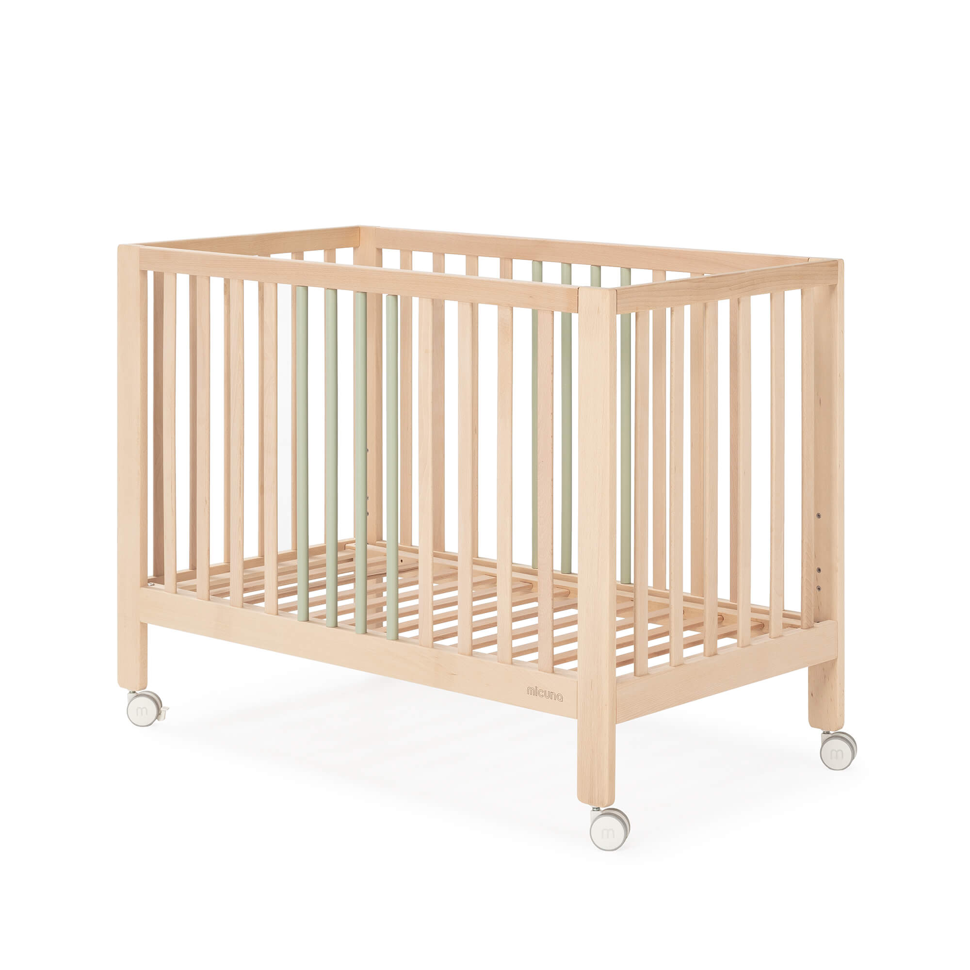Berço Micuna Nayra de 120 x 60 em madeira e menta, com rodas, isolado em fundo branco.