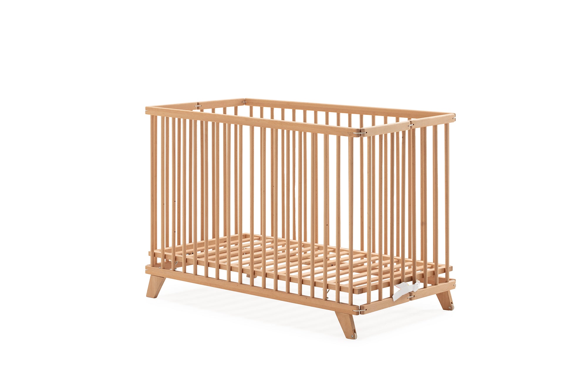 Berço Micuna Simona 120x60 em madeira natural com grades e sommier, isolado em fundo branco.