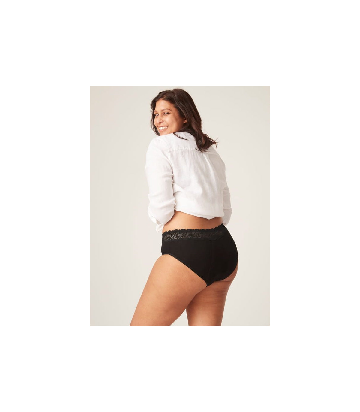 Modibodi cueca menstrual preta de cintura alta vista por trás, mostrando o detalhe da renda na cintura e o ajuste confortável.