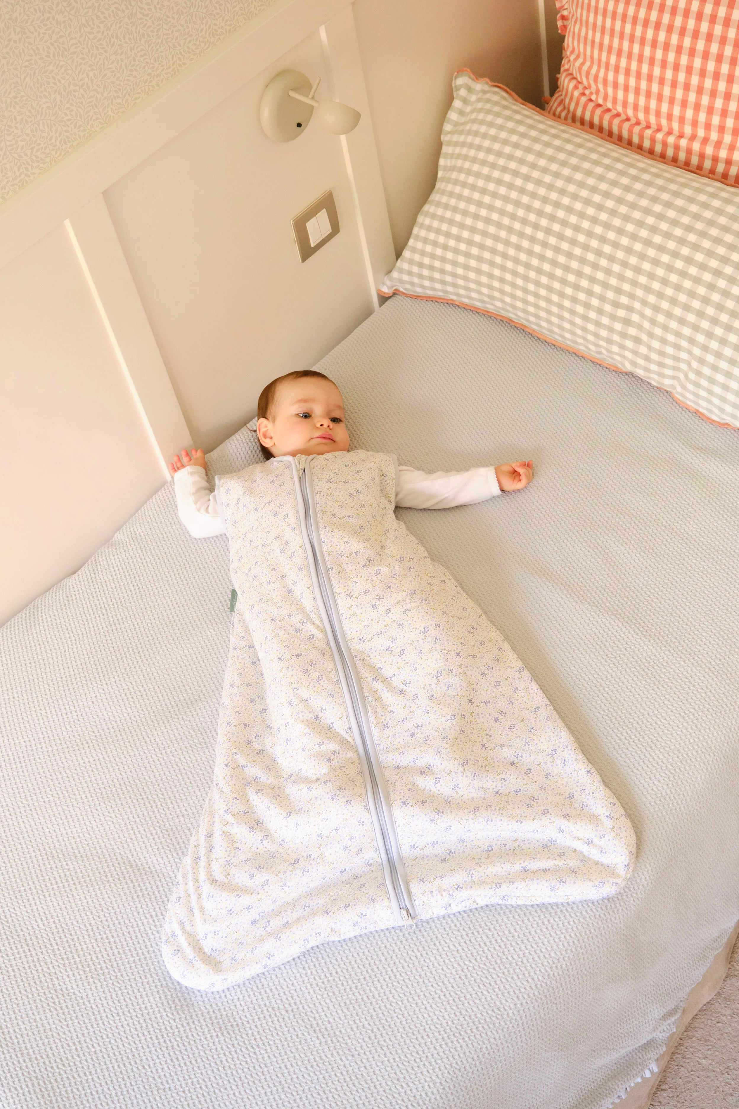 Bebé deitado no berço, a usar o saco de dormir MolisandCo TOG 1.0 Blue Lily, confortável e seguro.