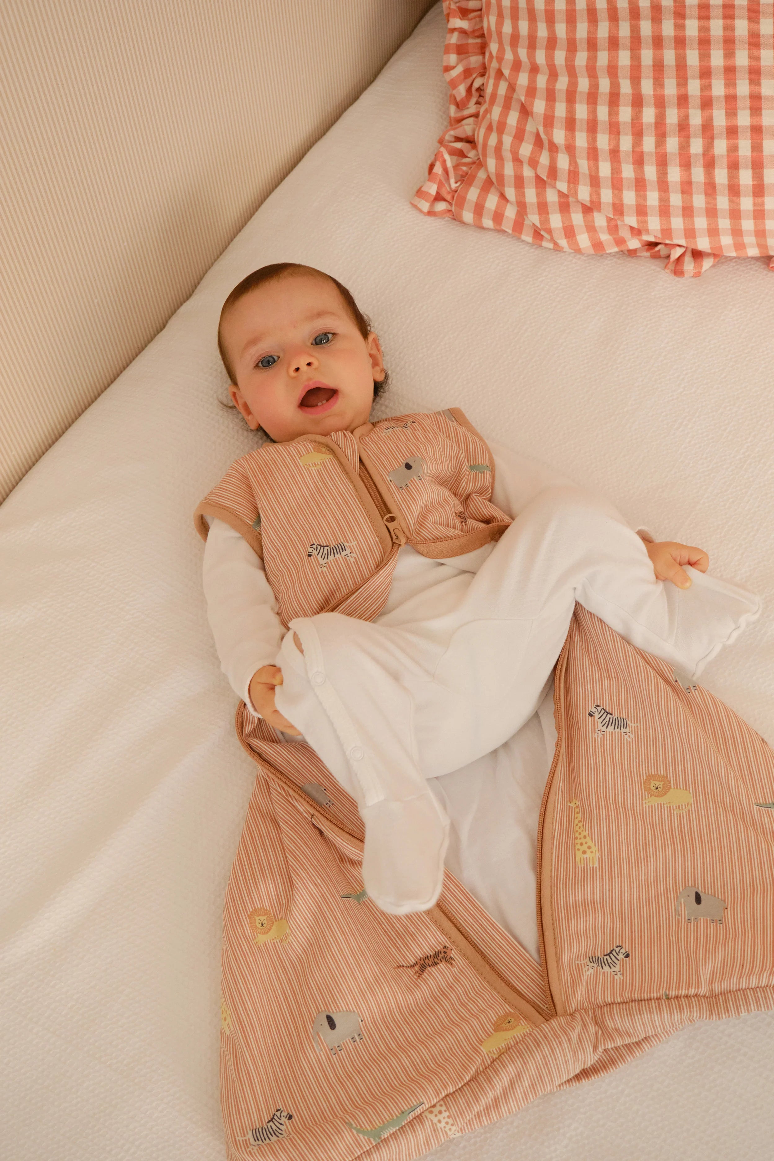 Bebé no saco de dormir MolisandCo TOG 1.0 Jungle, aberto, revelando as pernas e a mobilidade.