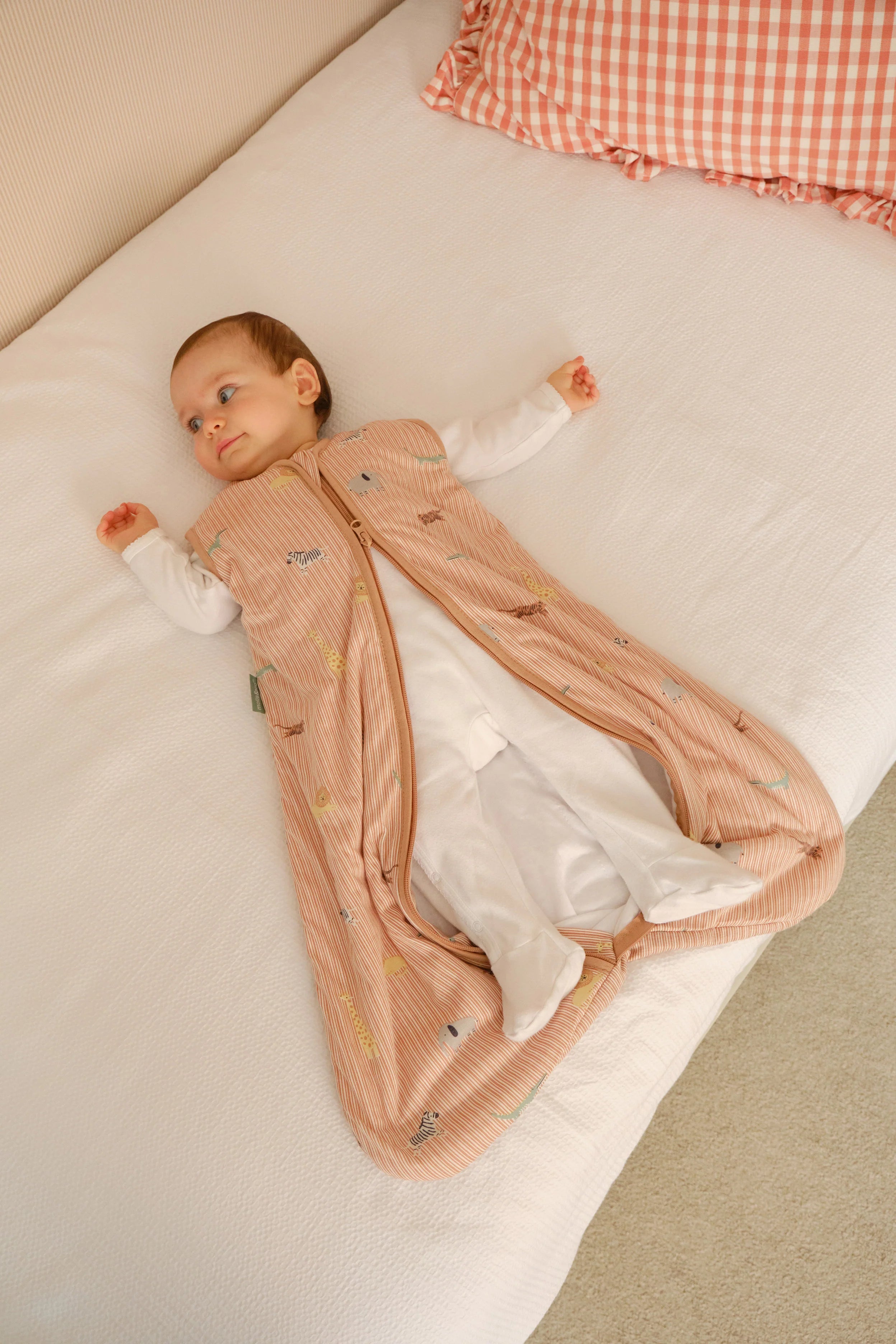 Bebé no saco de dormir MolisandCo TOG 1.0 Jungle com fecho aberto, mostrando facilidade de uso.