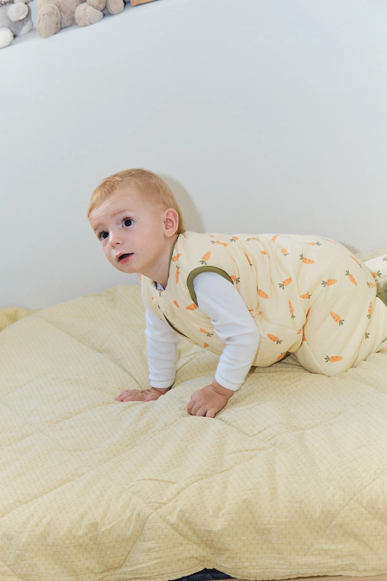 Saco de dormir MolisandCo Carrots TOG 2.5 com pés, padrão de cenouras, fecho e meias antiderrapantes.