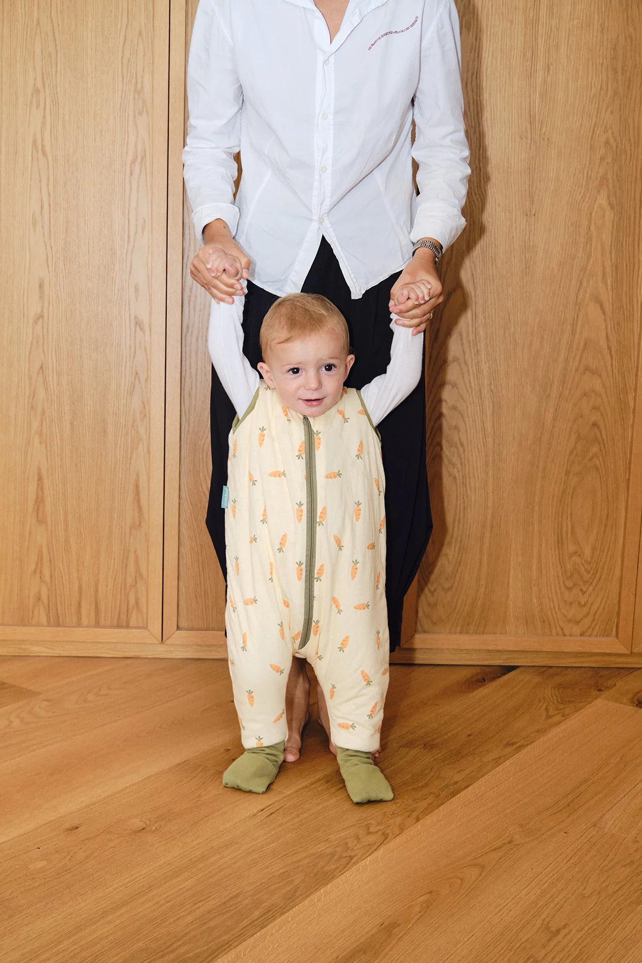 Dois bebés/crianças com sacos de dormir MolisandCo Carrots TOG 2.5, um deitado e outro sentado.