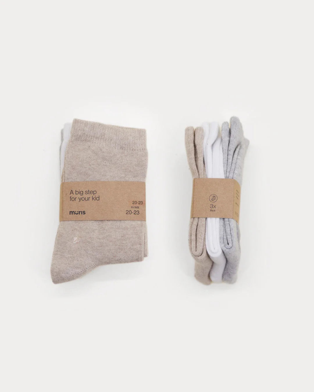 Duas embalagens de meias Muris Respeitadoras em tons neutros, com faixas de papel kraft indicando o tamanho e a marca.