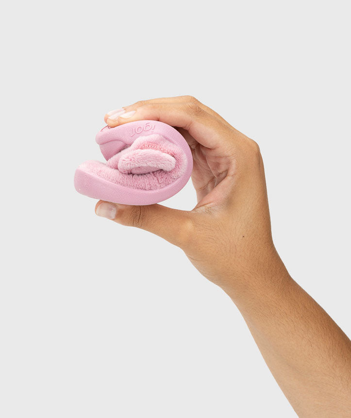 Pantufa dobrada, demonstrando a sua extrema flexibilidade, essencial para respeitar o movimento natural dos pés.