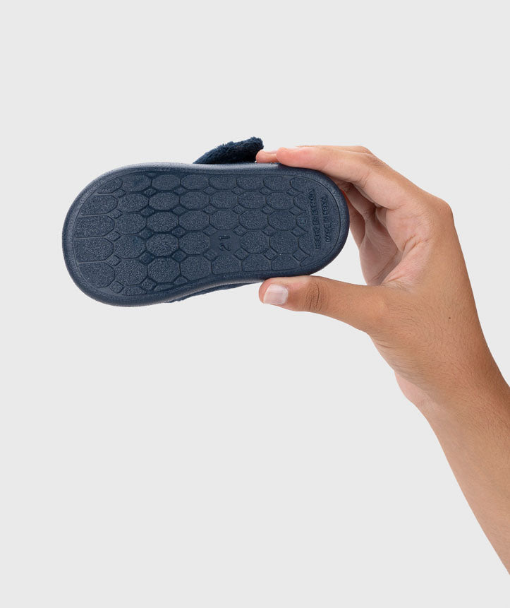 Vista da sola antiderrapante das pantufas barefoot, garantindo aderência extra e segurança em pisos lisos.