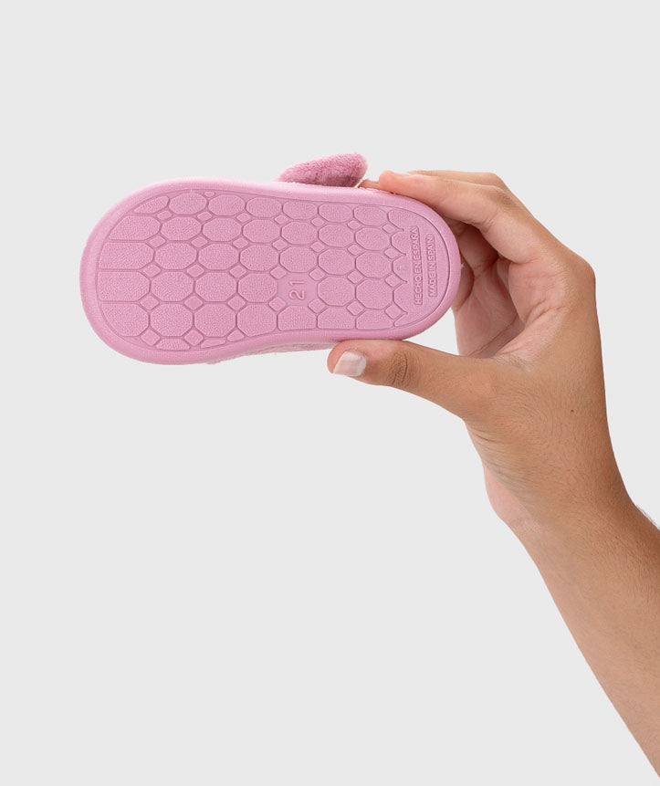 Vista da sola antiderrapante das pantufas barefoot, garantindo maior aderência e segurança em pisos lisos.