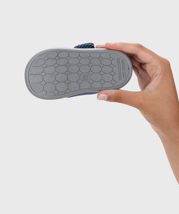Vista da sola antiderrapante das pantufas barefoot, garantindo aderência extra e segurança em diferentes tipos de piso.