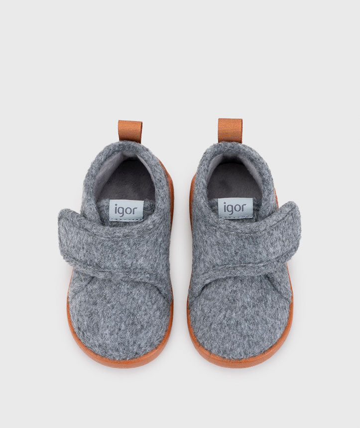 Vista superior das pantufas barefoot, destacando o design ergonómico, a textura do feltro cinza e a sola antiderrapante caramelo para maior estabilidade.