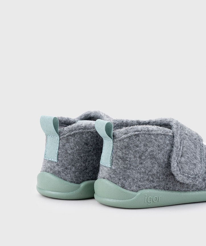 Vista traseira das pantufas barefoot, destacando o design ergonómico, a alça traseira para facilitar o calçar e a sola antiderrapante verde.