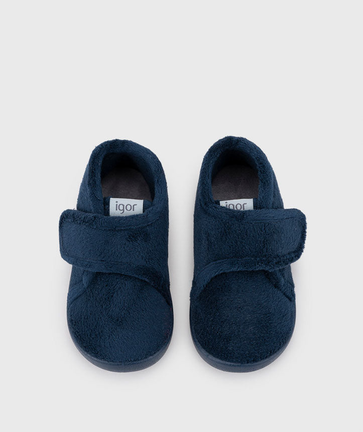 Vista superior das pantufas barefoot, com destaque para o fecho em velcro e a forma ergonómica que garante um ajuste seguro e confortável.