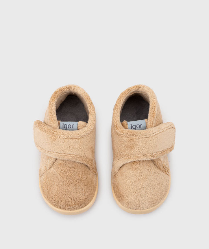 Vista superior do par de pantufas barefoot, destacando o fecho em velcro ajustável e o design ergonómico que proporciona um ajuste seguro e confortável.