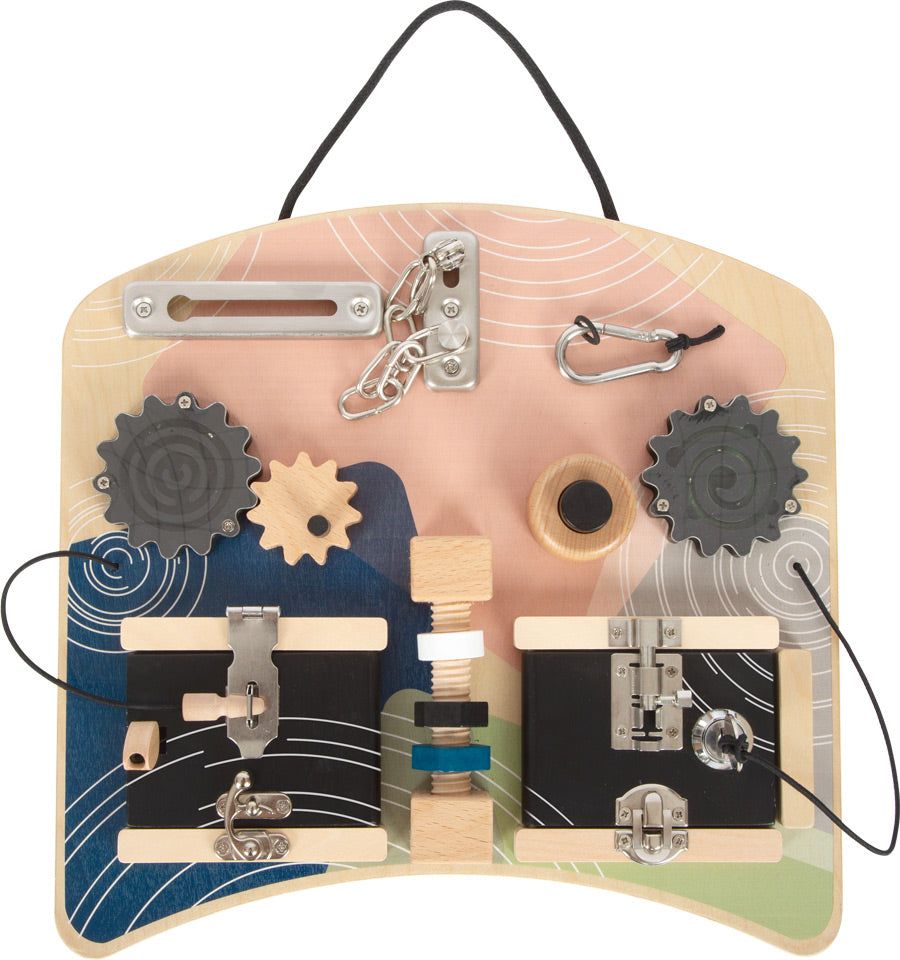 Quadro de atividades motoras small foot com variedade de fechaduras, engrenagens e mecanismos para desenvolver habilidades motoras finas em crianças.