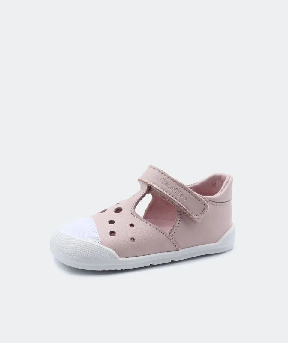 Sandália barefoot rosa pastel para bebé com fecho de velcro, sola flexível e biqueira reforçada para proteção.