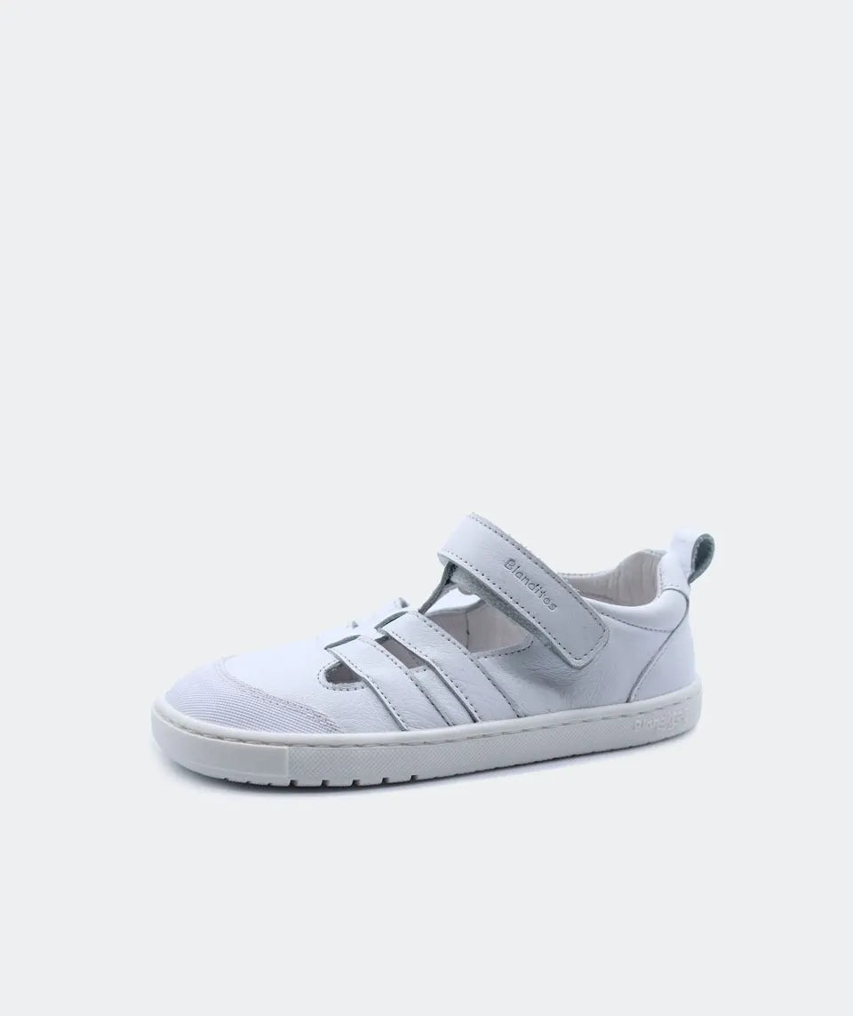 Sandália fechada barefoot Blanditos em branco, com sola fina e flexível, fecho em velcro e formato quadrado para maior conforto.
