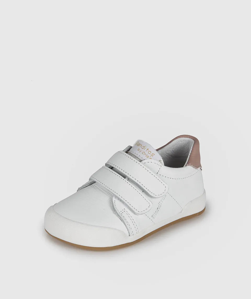 Sapatilha Blanditos Londres cor Branco com detalhe rosa velho no calcanhar e sola borracha natural. Vista lateral. Calçado Barefoot Respeitador Menina.