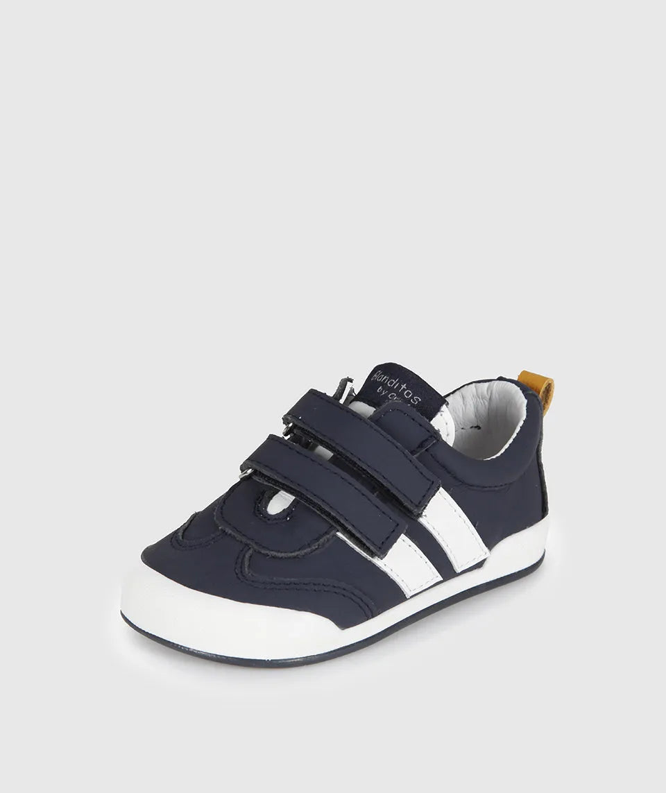 Sapatilha Blanditos Milan Navy (Azul Marinho) com riscas brancas - vista lateral. Calçado infantil Barefoot respeitador, sola flexível zero drop. Calçado Barefoot Respeitador.