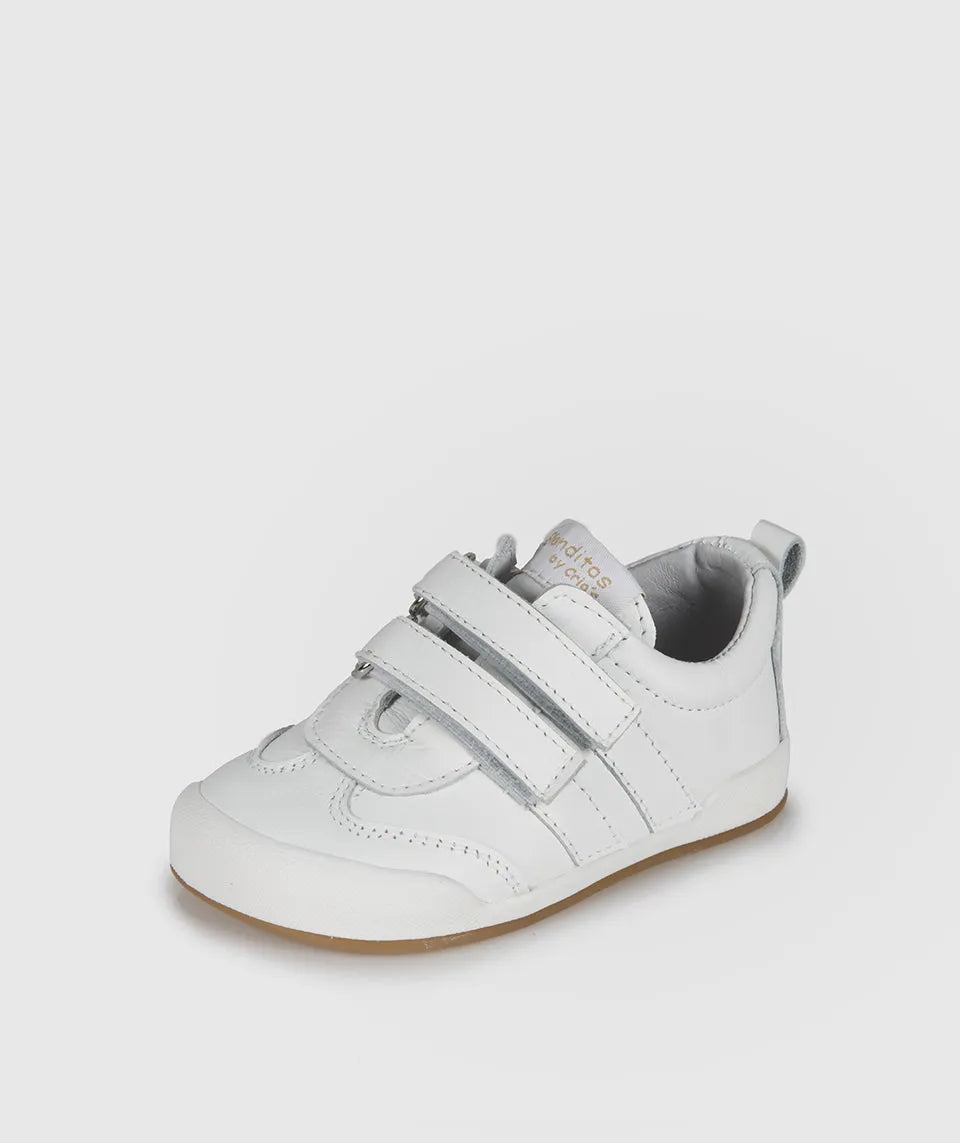 Sapatilha Blanditos Milan Panna (Branco/Creme) - vista lateral. Calçado respeitador infantil Barefoot com sola fina, zero drop e fecho duplo de velcro. Calçado Barefoot.