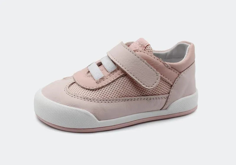 Sapatilha Blanditos Modena 2025 cor-de-rosa, vista de perfil. Calçado infantil barefoot e respeitador, com fecho de velcro e sola plana flexível.