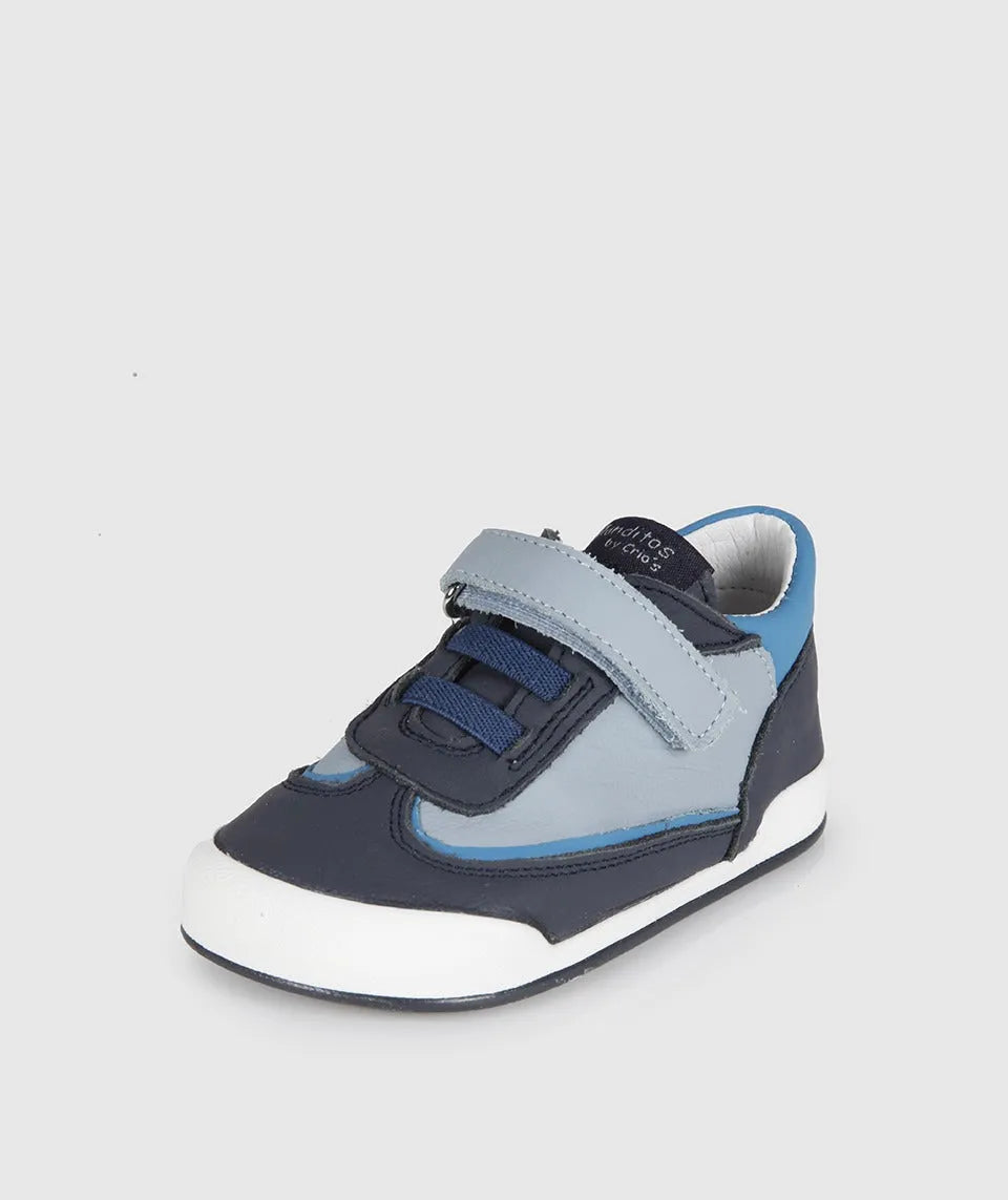 Sapatilha Blanditos Niza Navy azul-marinho, vista lateral. Calçado Barefoot infantil com velcro duplo, design desportivo. Calçado Respeitador Blanditos flexível.