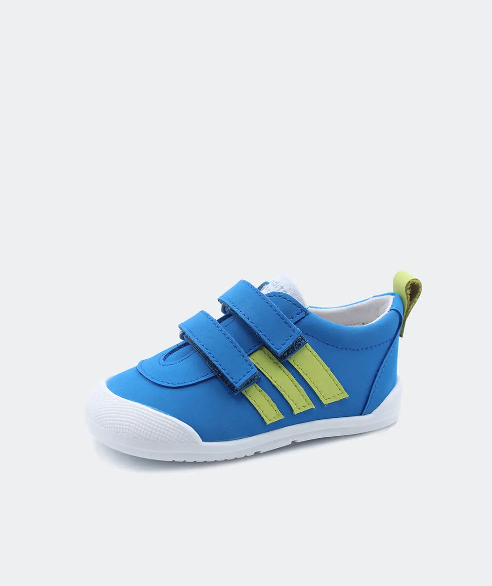 Sapatilha infantil Blanditos Luna cor Agua (azul/lima), vista lateral. Calçado barefoot respeitador com biqueira larga reforçada e fecho de velcro azul.